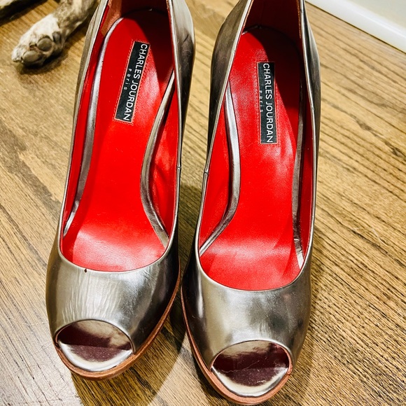 Charles Jourdan Metallic and Crimson Peep Toe Heels make every woman feel so goo - Picture 1 of 6
